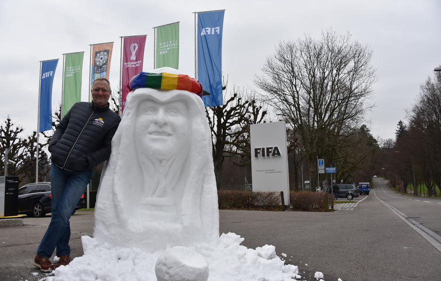 Frank Baumann mit der Schneemann-Skulptur vor dem FIFA-Sitz in Zürich