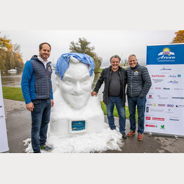 Roland Schuler, Marco Rima und Frank Baumann bei der Enthüllung der Schneemann-Skulptur | © Arosa Tourismus